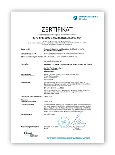 Blauer ISO 9001:2015 Text mit einer stilisierten Weltkugel im Hintergrund, die die Qualitätsmanagementnorm ISO 9001:2015 darstellt, auf weißem Hintergrund.